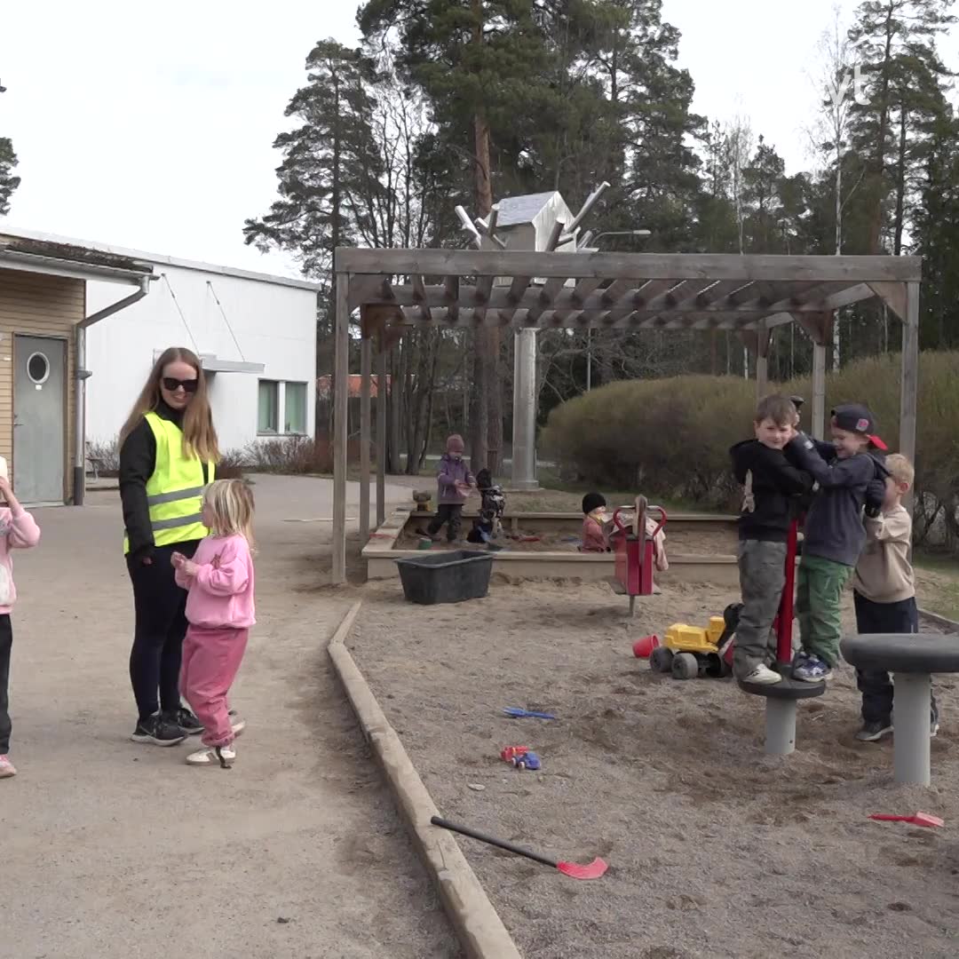 Här leker barnen i skuggan och har koll på solkrämen